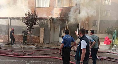 Yumurta dükkanını saran alevlere iş makinesiyle müdahale