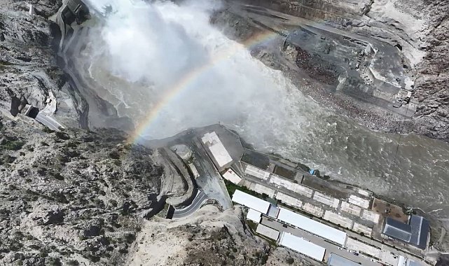 Yusufeli Barajı'nda kapaklar açıldı, gökkuşağı görüntüsü hayran bıraktı