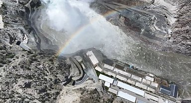 Yusufeli Barajı'nda kapaklar açıldı, gökkuşağı görüntüsü hayran bıraktı