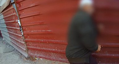 Zonguldak'ta zabıtaya direnen yaşlı adam başını defalarca demir kapıya vurdu