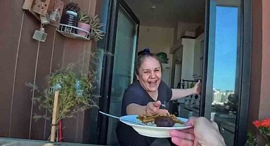 100 metre yükseklikte gökdelen temizliği yapanlara köfte, patates, pilav ikramı
