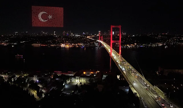 15 Temmuz Şehitler Köprüsü semalarında dronlarla ışık gösterisi büyüledi