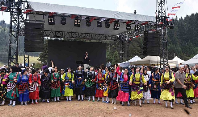 1500 rakımlı yaylada 88 yıllık gelenek: Binlerce kişi kol kola horon oynadı