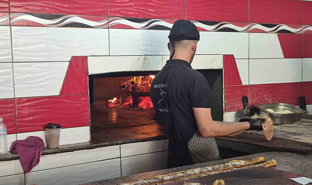 300 derecelik fırına aldırış etmeden 12 saat boyunca mesleklerini sürdürüyorlar
