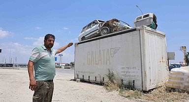 'Emanet bizde namustur' diyen esnaf, arkadaşının Toros'unu hırsızlardan koruyabilmek için forkliftle konteynerin üzerine koydu