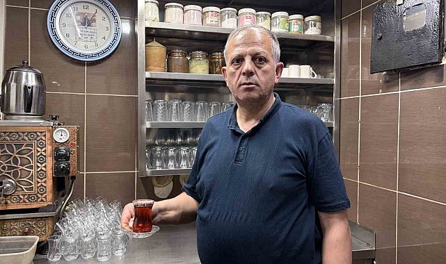 4 metrekare dükkanda 43 yıldır çay demliyor
