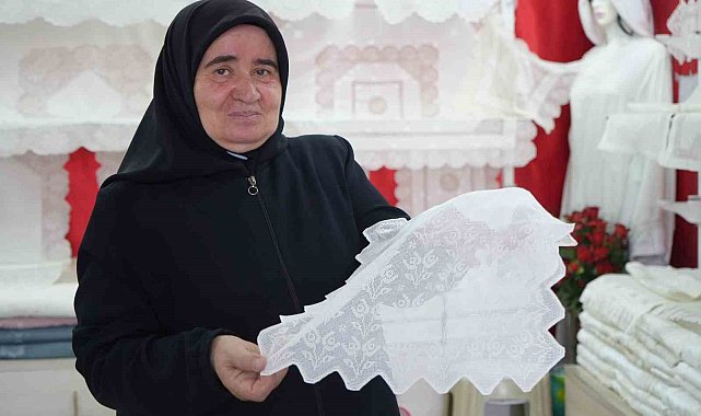 50 yıldır işlediği sanat ile gelinlik kızların çeyizini süslüyor