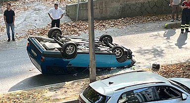 Ağaca çarpan otomobil ters döndü