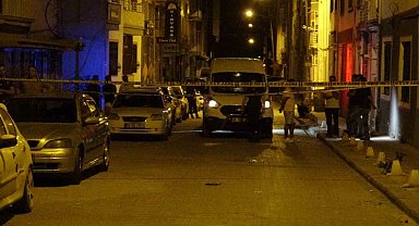 Ağır hasarlı binanın çatısından düşen kişi hayatını kaybetti