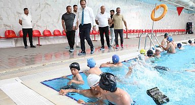 Ağrı'da çocuklar "Yüzme Bilmeyen Kalmasın" projesiyle havuzla buluşuyor