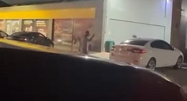 Akaryakıt istasyonunda sopalı kavga kamerada