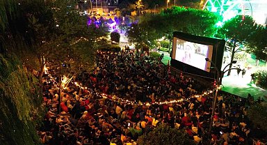 Akasya'dan yıldızların altında sinema keyfi