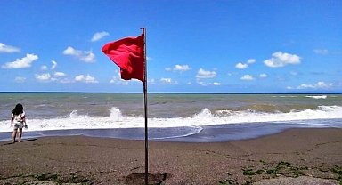 Akçakoca'da sahile kırmızı bayrak çekildi