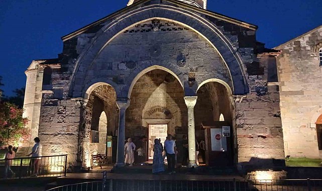 Akşamları ışıklandırılan Ayasofya ziyaretçileri hayran bırakıyor
