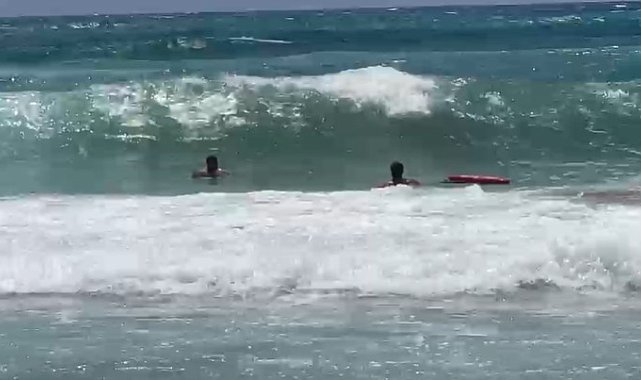 Alanya'da boğulma tehlikesi geçiren tatilciyi cankurtaranlar kurtardı