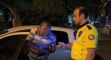Alkol denetimini görünce aracı park etti, "Sigara almaya geldim" dedi