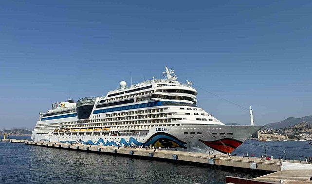 Alman turistleri taşıyan dev kruvaziyer Bodrum'a demirledi