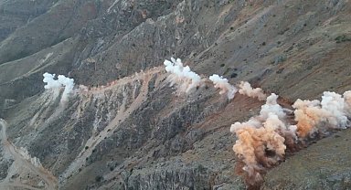 Alternatif yol için dağlık arazide patlatma yapıldı: O anlar kamerada