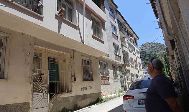 Alzaymır hastası yaşlı kadının "Allah'ım beni kurtarın, korkuyorum ve kimsem yok" bağrışları mahallenin vicdanını sızlatıyor