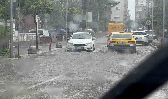 Amasra'da sağanak alarmı: Cadde ve sokaklar göle döndü