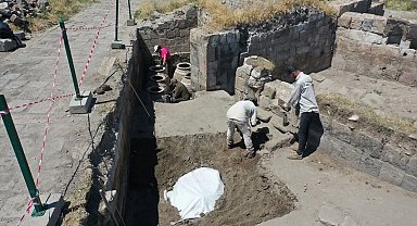 Ani Örenyeri'nde 900 yıllık erzak deposu gün yüzüne çıkarıldı