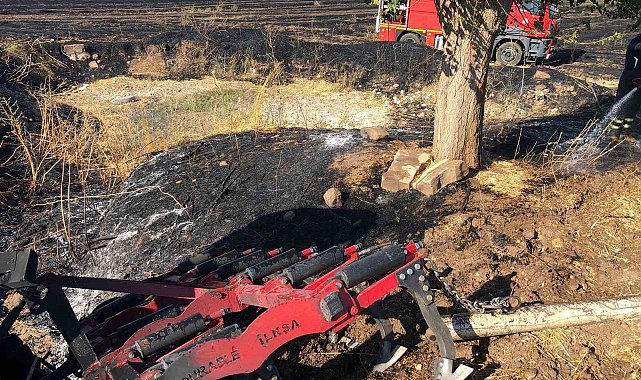 Anız yangınına müdahale eden traktör alevlere teslim oldu