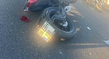 Ankara-Eskişehir yolunda iki motosiklet aynı istikametteki otomobile çarptı: 2 yaralı