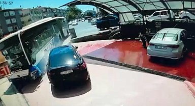 Ankara'da kontrolden çıkan EGO otobüsünü son anda fark eden kişi kazadan kurtuldu