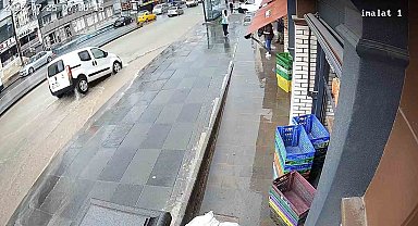 Ankara'da sağanak yağıştan dolayı çöken yola düşen araç güvenlik kamerasına yansıdı
