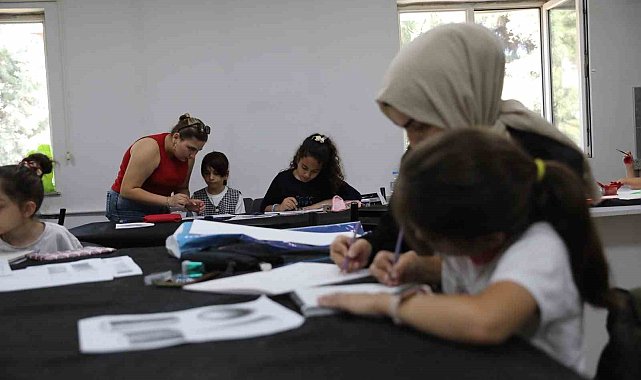 Anne ve çocukları karakalem tezhip çalışması yaptı
