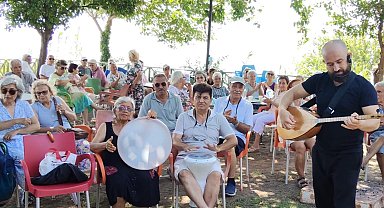 Antalya Muratpaşa'da yaşlılar türkülerle buluşuyor