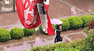 Antalya'da aniden bastıran yağmur, tatilcilere temmuz ayında şemsiye açtırdı