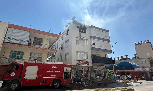 Antalya'da yangında ev sahibi ve bir itfaiye eri dumandan etkilendi