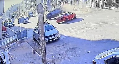 Ara sokaktan çıkan otomobilin çarptığı hafif ticari araç yan yattı