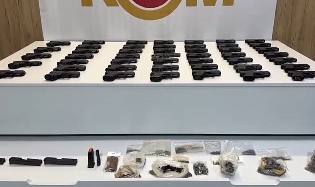 Aracın döşeme içlerine gizlenen 47 tabanca ele geçirildi