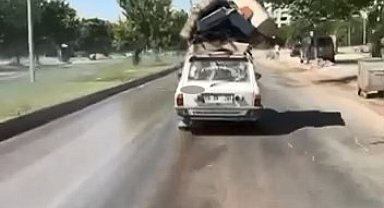 Aracının tavanına malzeme bağlayan sürücü, trafiği tehlikeye attı
