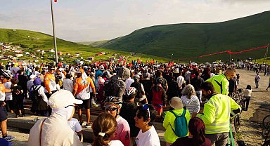 Ardahan'da Ata'nın silüetine bulut engeli