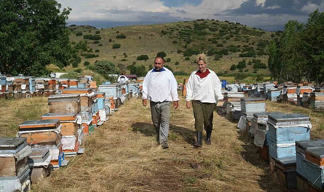 Arıların izinde bir ömür: Karavan desteği gezgin arıcı aileye nefes oldu