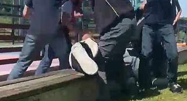 Arnavutköy'de çocuklar arasındaki kavga kamerada: acımasızca saldırdılar