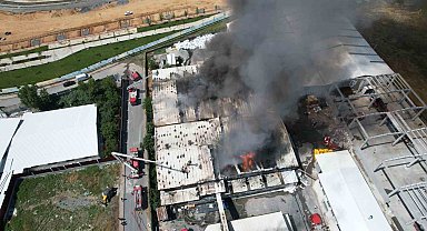 Arnavutköy'de sünger fabrikasında çıkan yangın 3 saatte kontrol altına alındı