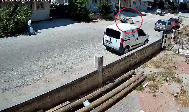 Aşırı sıcaktan etkilenen postacı motosikletiyle aydınlatma direğine çarptı