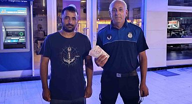 ATM'de bulduğu parayı zabıtaya teslim etti