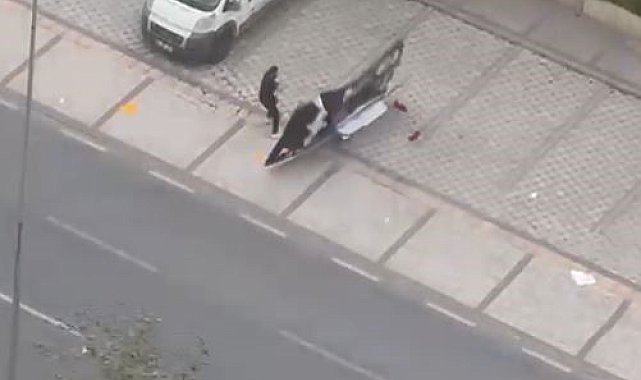 Avcılar'da fırtına sırasında uçan reklam panosu bir vatandaşın üzerine düştü