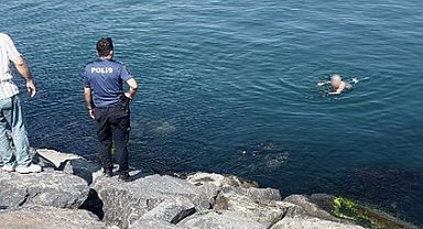 Avcılar'da intihar için kayalıklara çıkan şahıs, ikna edildiği sırada kayarak denize düştü