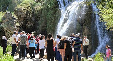 Avrupa'nın sıcağından kaçan gurbetçiler Girlevik'e akın etti