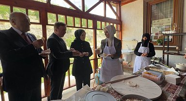 Bakan Göktaş, Erzincan'da kadın kooperatifinde gözleme pişirip ikram etti