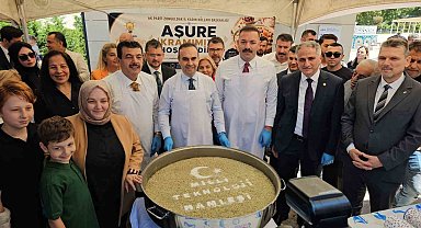 Bakan Kacır, vatandaşlara aşure ikramında bulundu