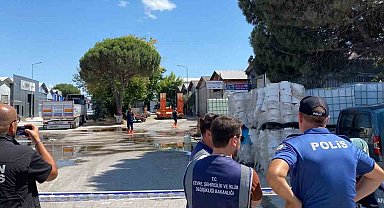 Balıkesir'de yere dökülen kimyasal madde kum emdirilerek temizlendi