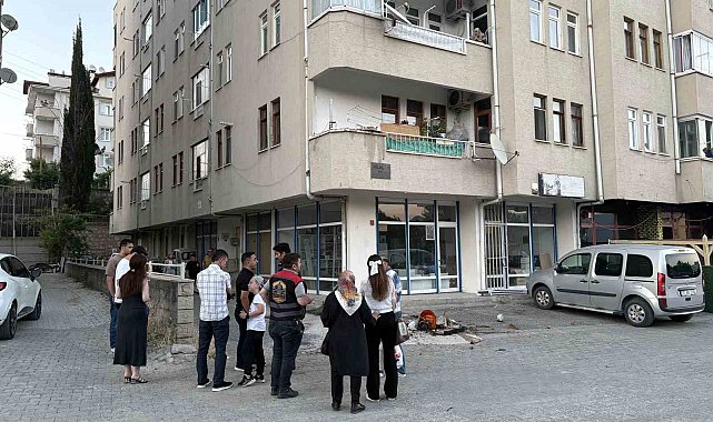 Balkondaki saksının aşırı ısınması sonrası çıkan yangını vatandaşlar söndürdü