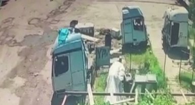 Başıboş köpekler önce küçük çocuğa şimdi de yaşlı adama saldırdı